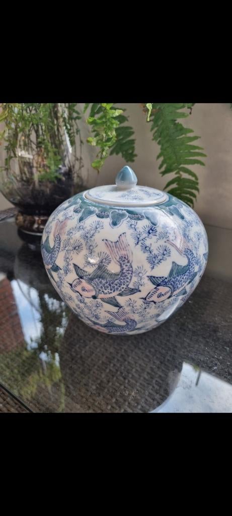Oude gemberpot met blauwe vismotieven, Ophalen