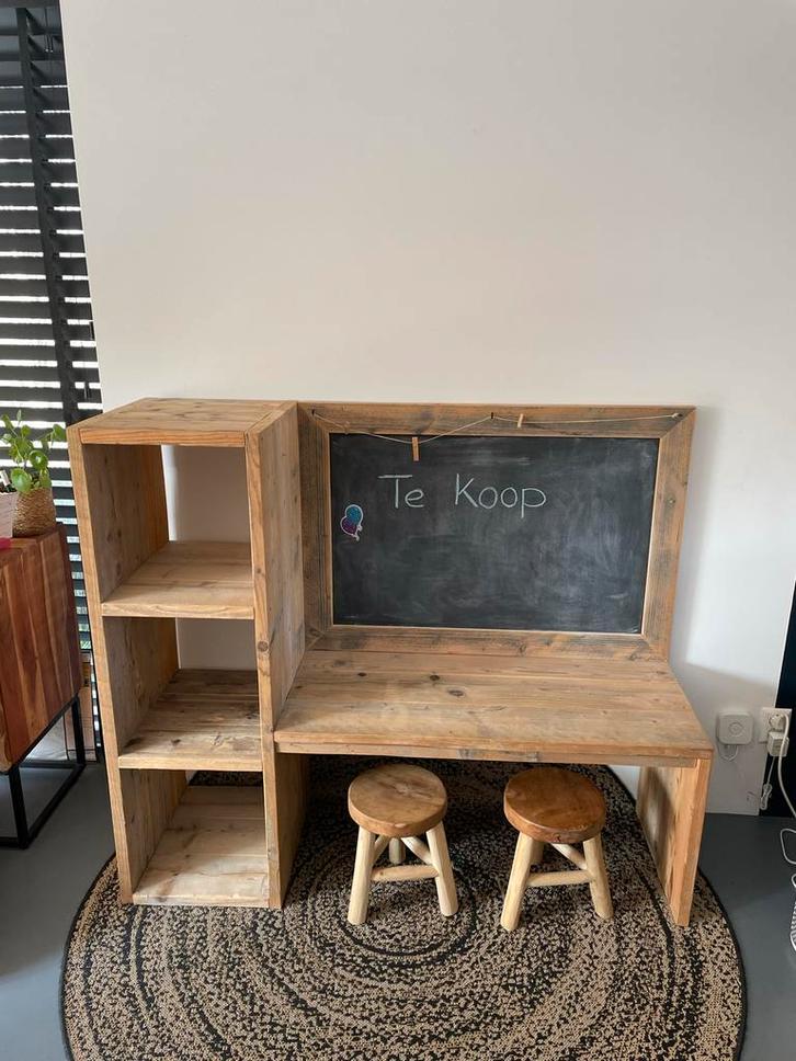 Kinder bureau met krijtbord en opbergvakken, Huis en Inrichting, Bureaus, Zo goed als nieuw, Bureau, Ophalen