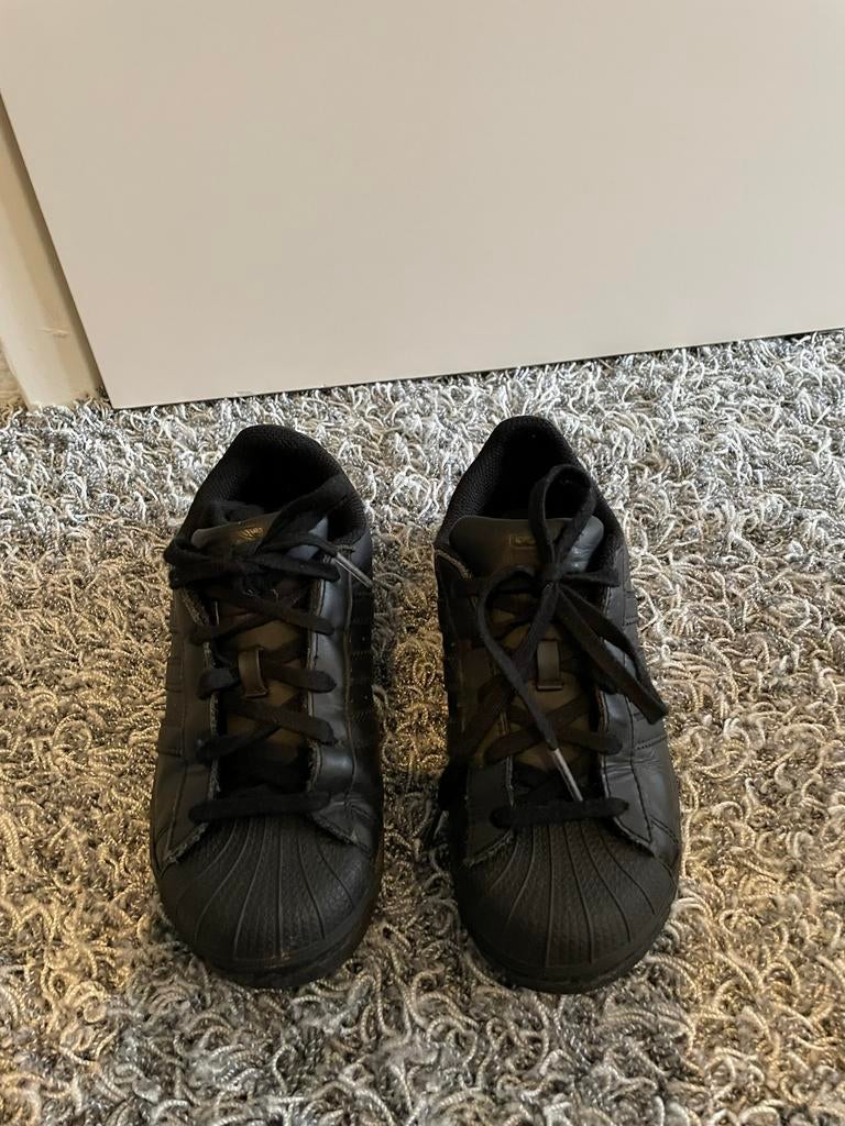 Adidas gymschoenen maat 33, Kinderen en Baby's, Kinderkleding | Schoenen en Sokken, Adidas, Ophalen of Verzenden, Zo goed als nieuw