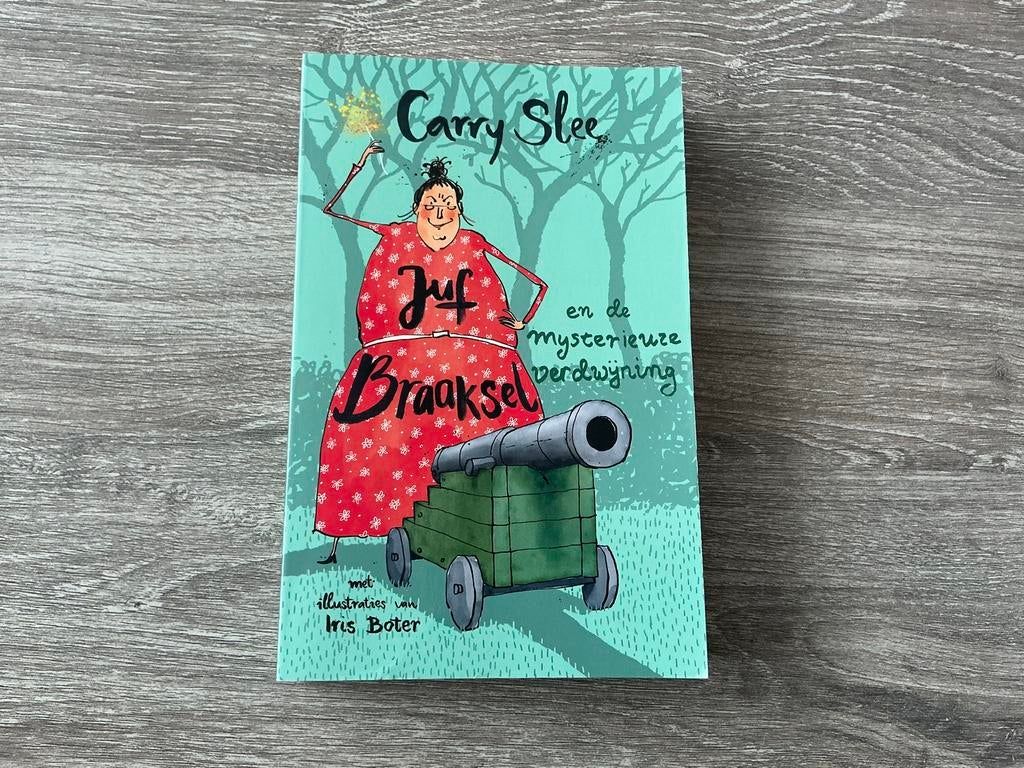 Juf Braaksel en de mysterieuze verdwijning - Carry Slee, Boeken, Ophalen of Verzenden, Zo goed als nieuw, Fictie algemeen