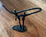 Modern metalen beeldje van twee figuren, gesigneerd, Ophalen of Verzenden