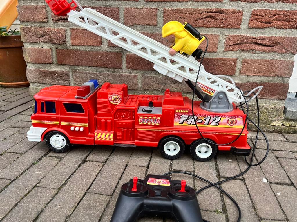 Grote bestuurbare brandweer auto, water en geluid, Kinderen en Baby's, Speelgoed | Speelgoedvoertuigen, Ophalen, Gebruikt, Afstandsbediening