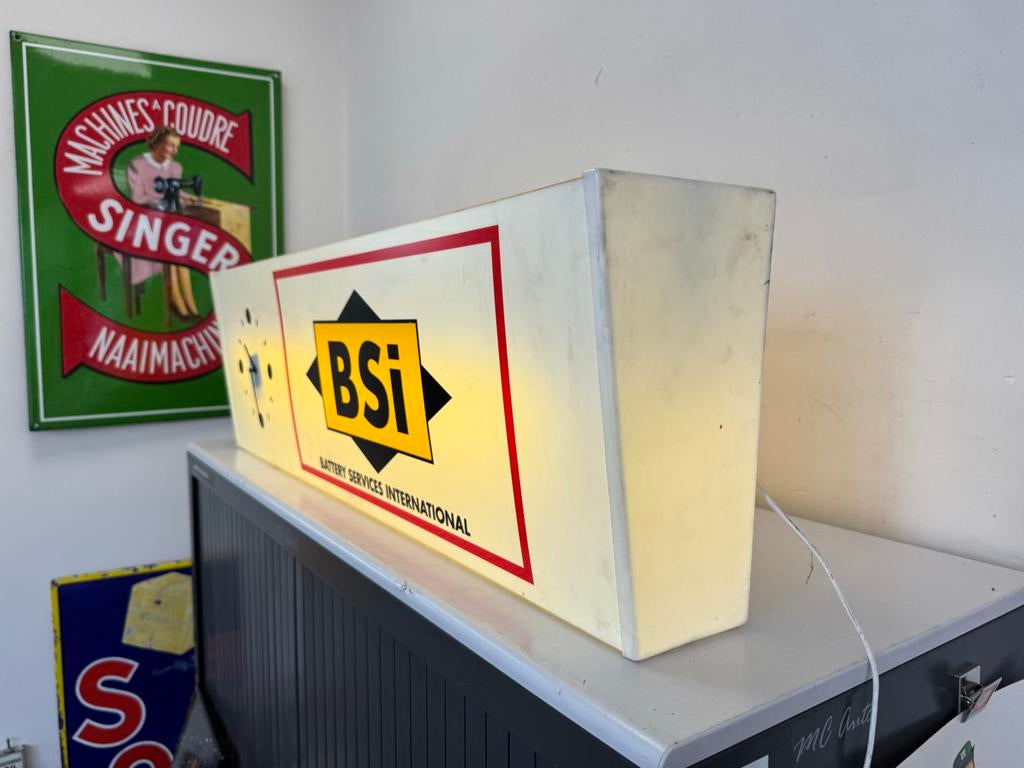 Vintage BSi Lichtbak Klok - Battery Services International, Verzamelen, Ophalen, Gebruikt, ., Lichtbak of (neon) lamp