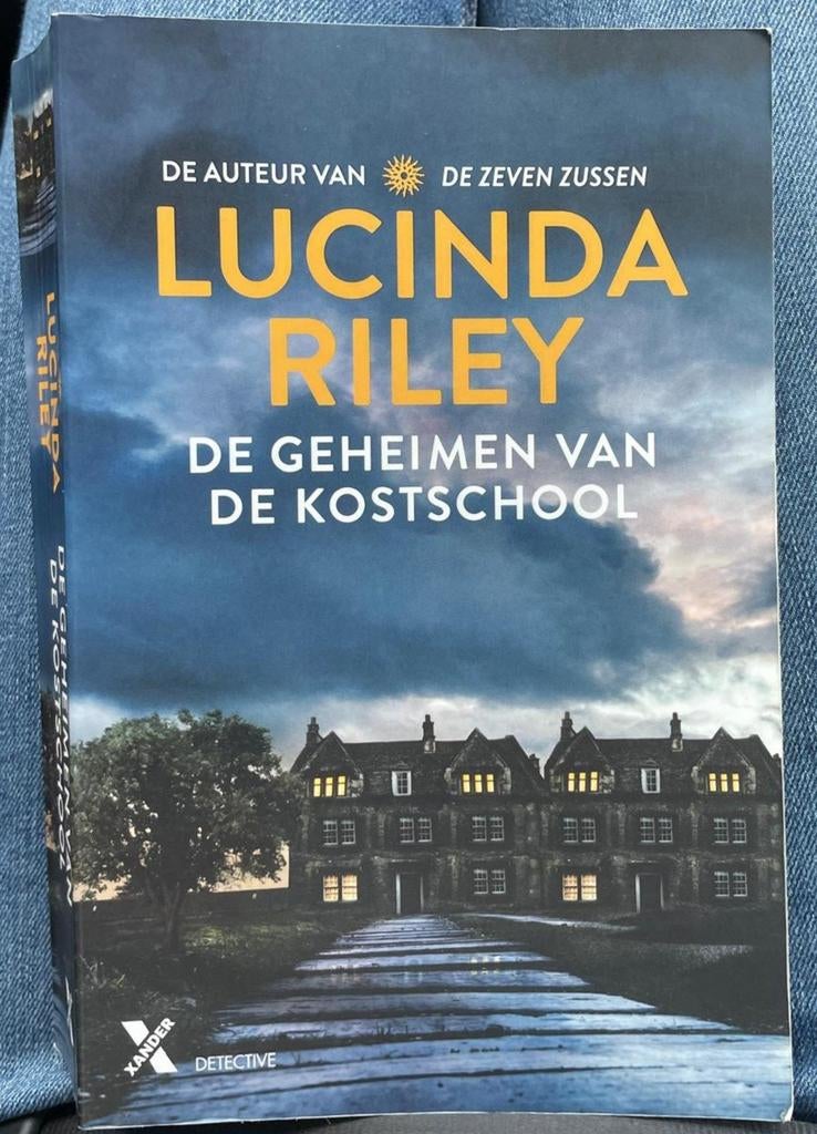 Lucinda Riley - De Geheimen van de Kostschool, Ophalen of Verzenden, Zo goed als nieuw, Lucinda Riley
