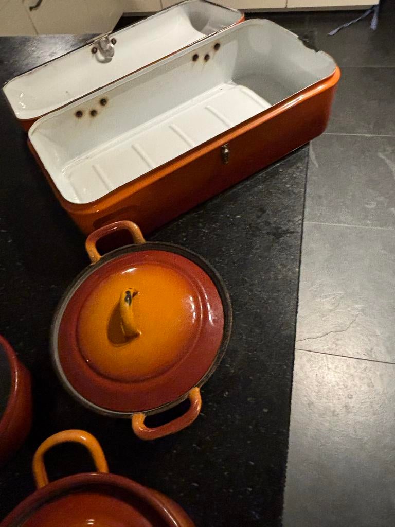 Vintage Oranje Emaille Pannenset en Broodtrommel, Huis en Inrichting, Keuken | Potten en Pannen, Ophalen, Gebruikt, Overige materialen