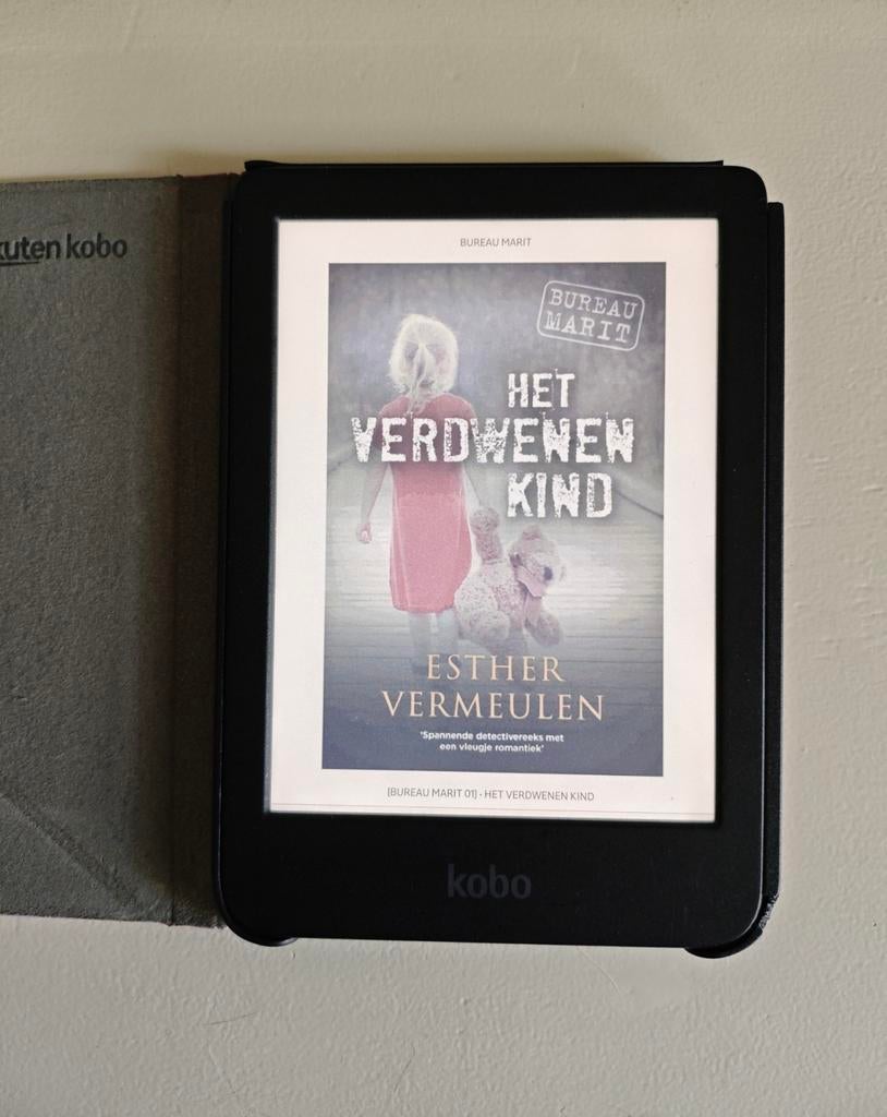 Kobo Clara Color e-reader - Waterdicht, 16GB, incl. boeken, Kobo clara colour, Gebruikt, 6 inch of minder, Ophalen of Verzenden