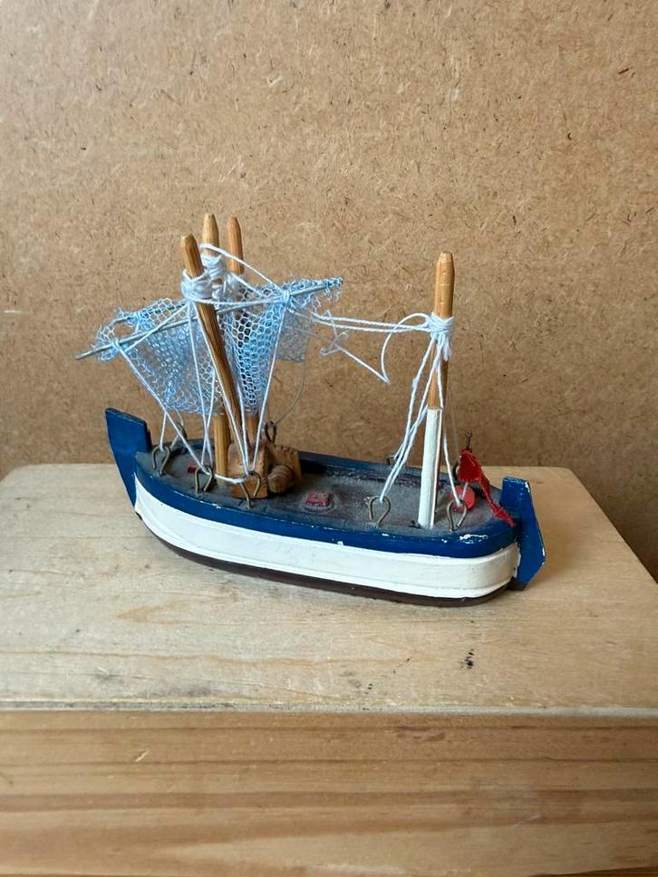 Boot vissersboot schip - hxbxd ca 8.5x11x3.5cm - hout, Verzamelen, Poppenhuizen en Toebehoren, Zo goed als nieuw, Poppenhuis, Ophalen of Verzenden