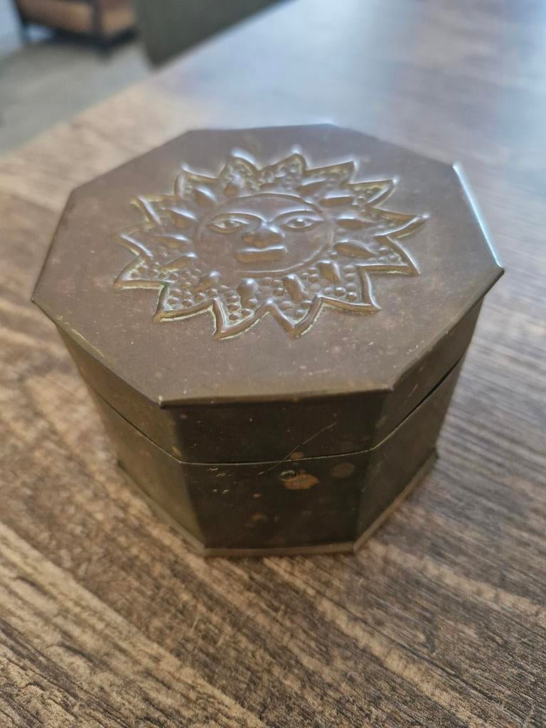 octogoon messing kistje met een zon, Antiek en Kunst, Ophalen of Verzenden