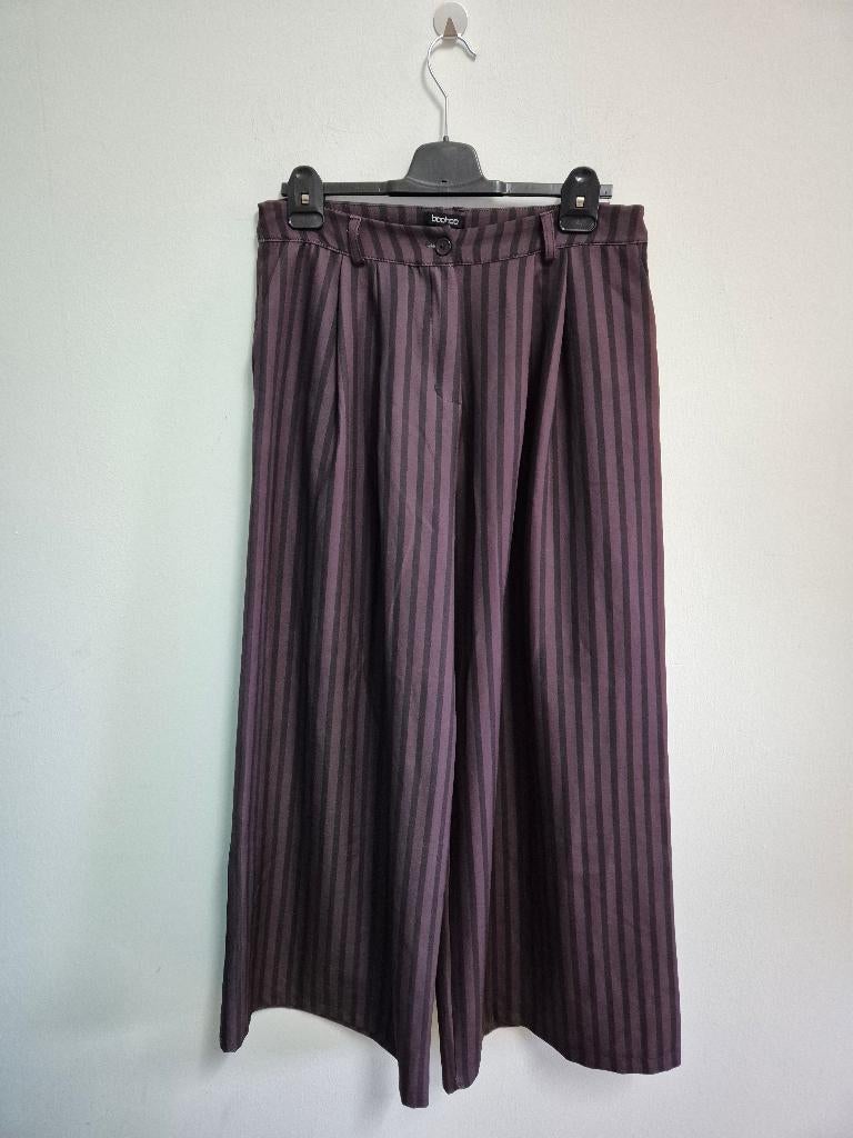 Br24 - Auberginekleurige broek Boohoo maat 40 (1), Kleding | Dames, Ophalen of Verzenden, Zo goed als nieuw, Maat 38/40 (M), Lang