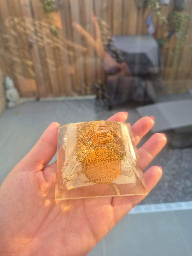 Orgonite piramide met seloniet edelsteen, Ophalen of Verzenden