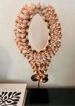Kauri, Schelpen krans op standaard luxury by nature bohemian, Huis en Inrichting, Woonaccessoires | Kransen, Ophalen, Zo goed als nieuw