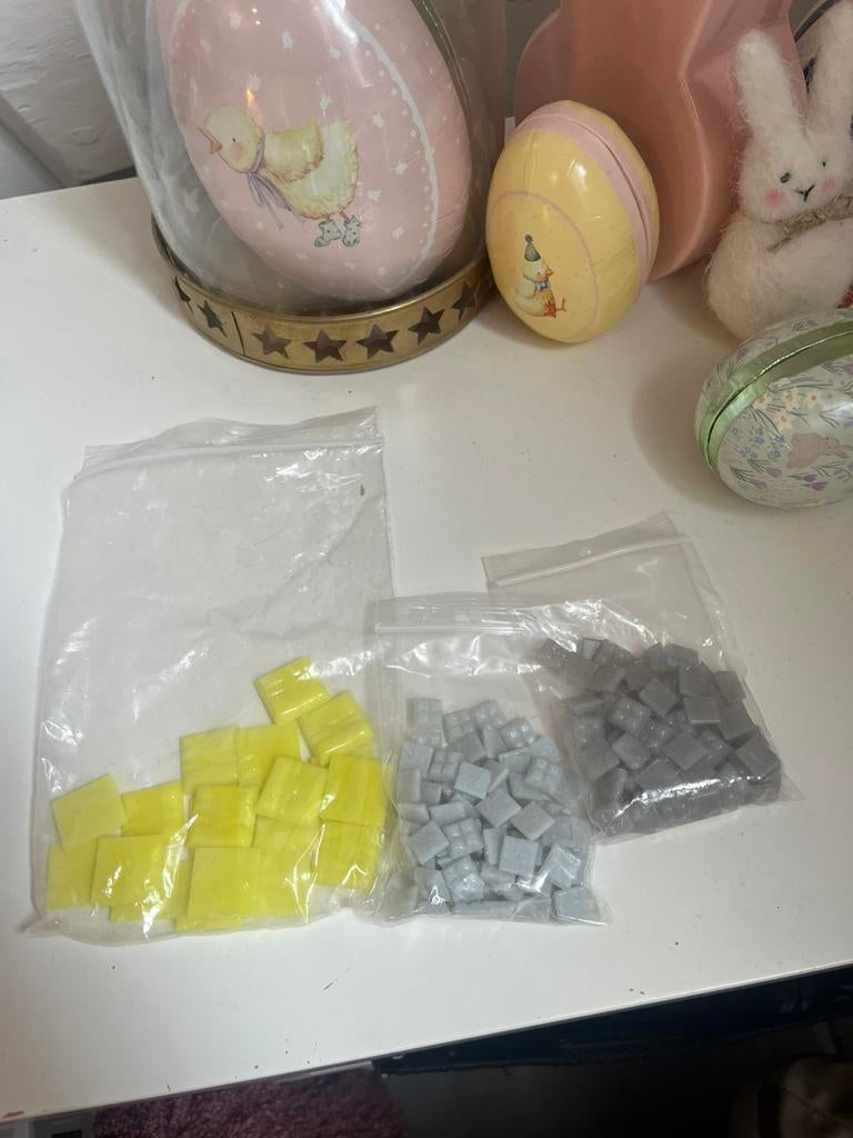 Kleine mozaiek steentjes grijs en geel, Hobby en Vrije tijd, Knutselen, Ophalen of Verzenden, Zo goed als nieuw