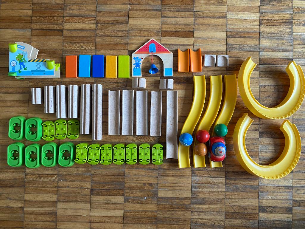 Haba Kullerbü knikkerbaan: 2 banen, 2 ballen en 1 auto., Ophalen, Zo goed als nieuw