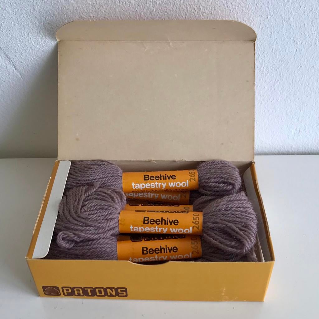 Borduurwol Patons Beehive, kleur 2650, originele doos, Ophalen of Verzenden, Nieuw, Handborduren, Borduurgaren of Zijde
