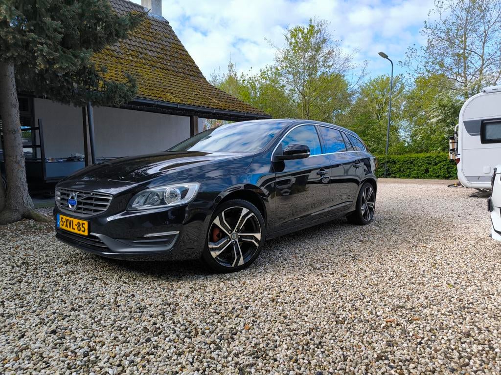Volvo V60 T3 150pk Powershift 2014 Zwart, 1596 cc, 4 cilinders, Zwart, Particulier