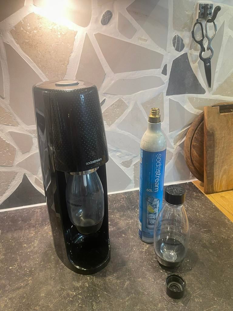 Sodastream zwart met 2 lege cilinders, Ophalen, Gebruikt