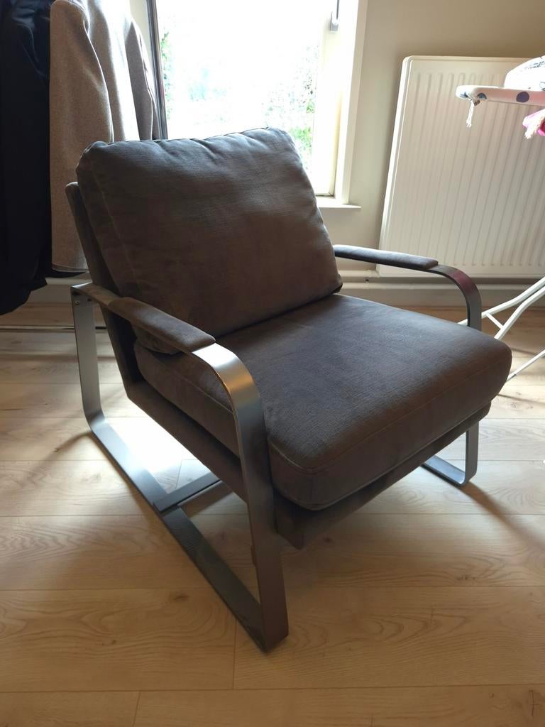 Grijze fauteuil met metalen frame, Huis en Inrichting, Fauteuils, Ophalen, Zo goed als nieuw, Stof
