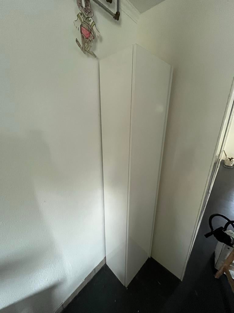 Witte smalle kast met glazen en houten planken, Huis en Inrichting, Kasten | Overige, Gebruikt, Ophalen