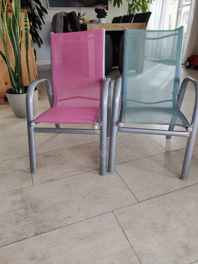 Twee kinderstoelen, roze en groen, Ophalen, Gebruikt, Metaal, Twee