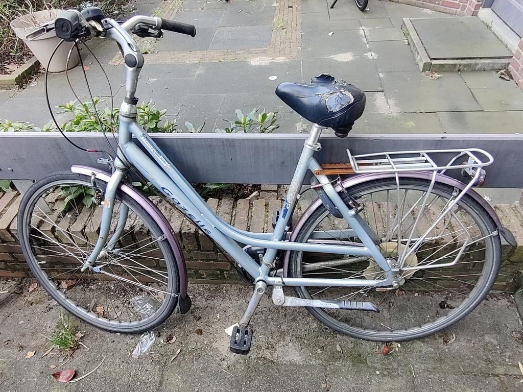 Oude Gazelle fiets - Ideaal voor onderdelen of oud ijzer, Fietsen en Brommers, Fietsen | Dames | Damesfietsen, Ophalen, Velgrem