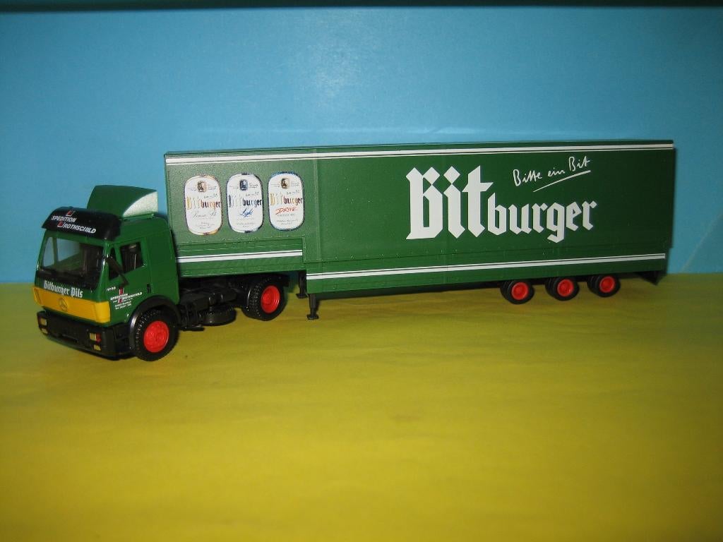 Bitburger - bier  MERCEDES met oplegger  Herpa, Ophalen of Verzenden, Zo goed als nieuw, Bus of Vrachtwagen, Herpa