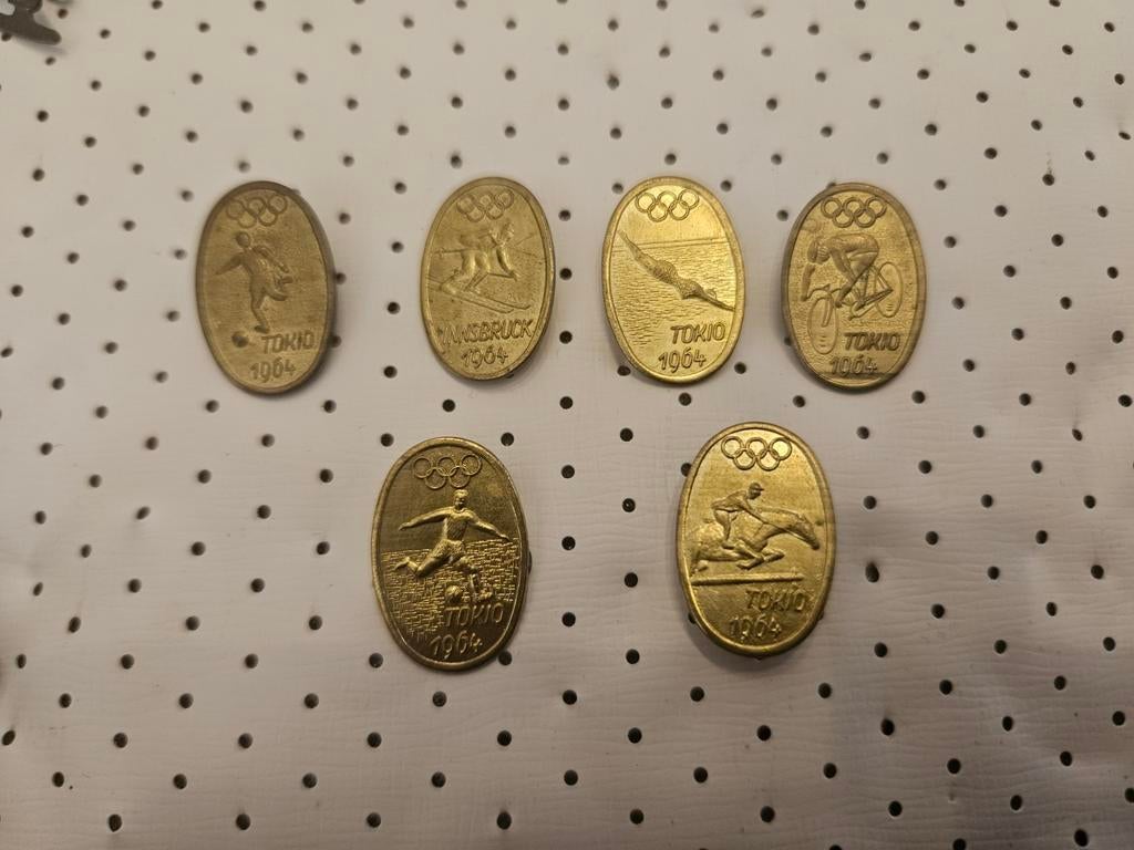Pins olympische spelen 1964 (tokyo en innsbruck), Verzamelen, Speldjes, Pins en Buttons, Ophalen of Verzenden, Gebruikt, Sport
