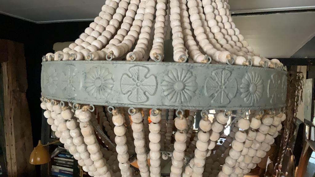 KROONLUCHTER HOUTEN KRALEN  GROOT  BEIGE, Huis en Inrichting, Lampen | Plafondlampen, Ophalen, Nieuw, Hout