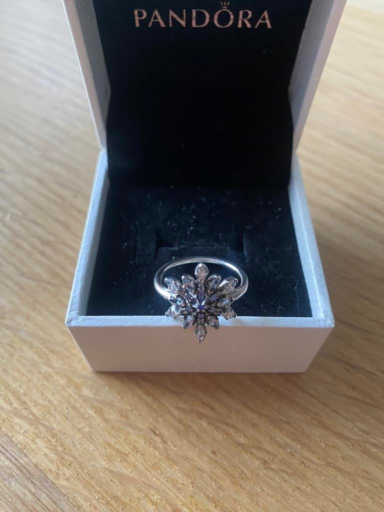 Pandora blauwe kristallen sneeuwvlok ring (50mm), Ophalen of Verzenden, Zo goed als nieuw, Zilver, Dame