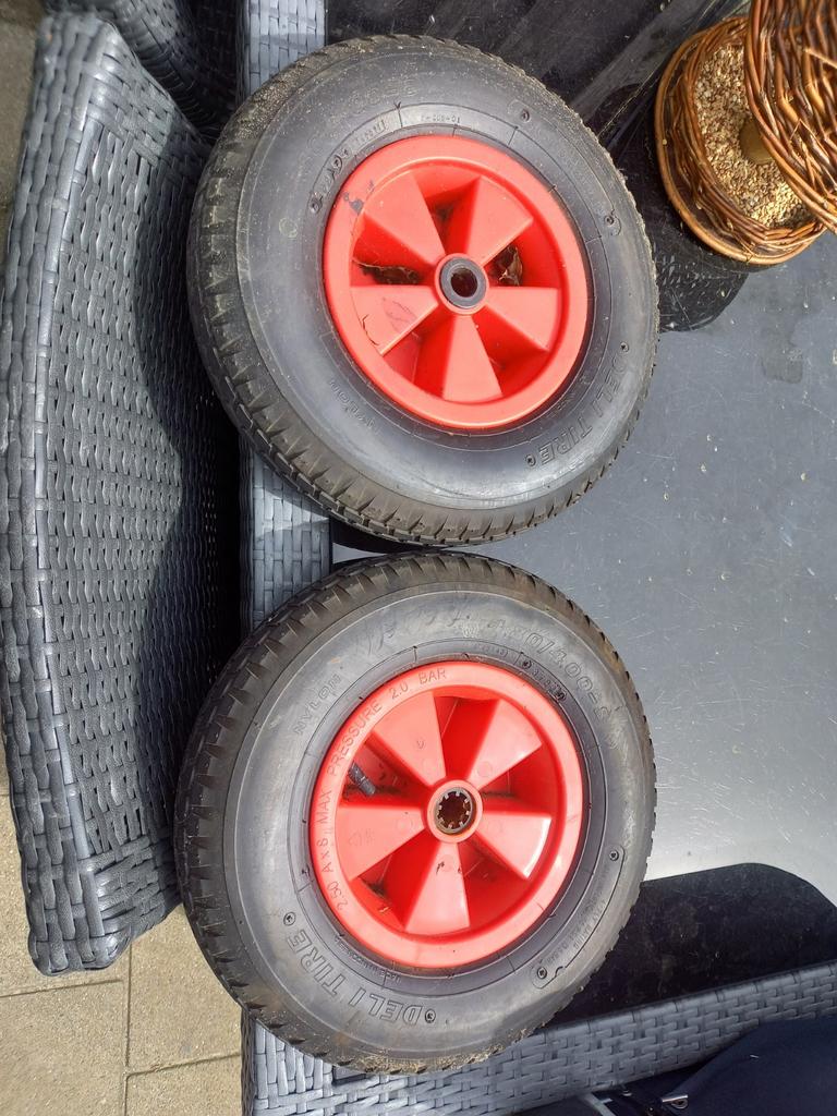 Twee kleine wielen met rode velgen, Ophalen of Verzenden, Overige merken