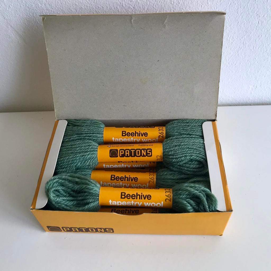 Borduurwol Patons Beehive, kleur 2632, originele doos, Ophalen of Verzenden, Nieuw, Handborduren, Borduurgaren of Zijde