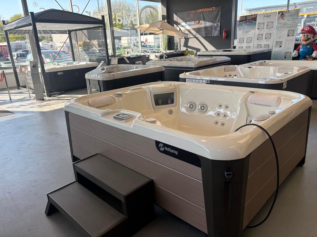 Jacuzzi Hotspring Spa Triumph 2 ligplaatsen bj. 2020, Ophalen, Zo goed als nieuw, Trap, Vast