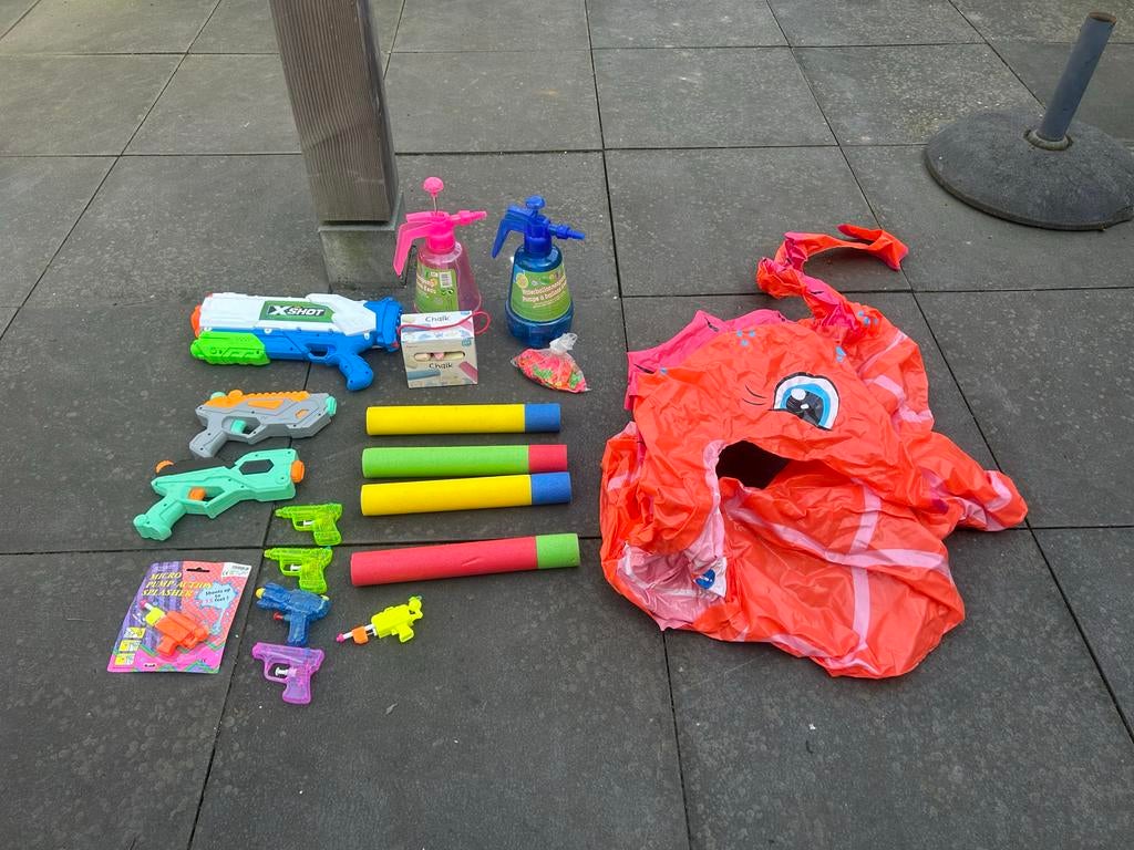 Stoepkrijt en waterpistolen, ballonnen, zeepaardje band, Ophalen of Verzenden, Gebruikt