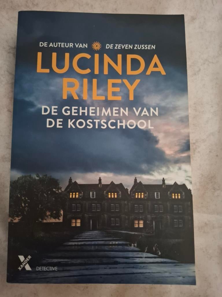 De geheimen van de Kostschool - Lucinda Riley, Ophalen of Verzenden, Zo goed als nieuw, Lucinda Riley