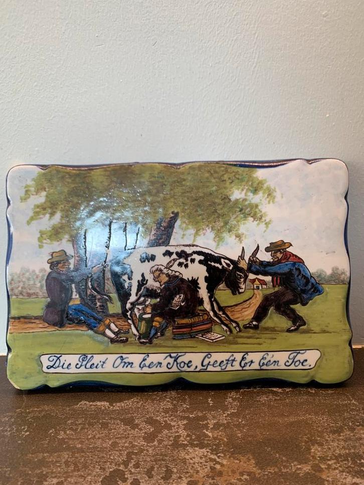 Vintage tegeltje met juridische spreuk, Antiek en Kunst, Antiek | Wandborden en Tegels, Ophalen of Verzenden