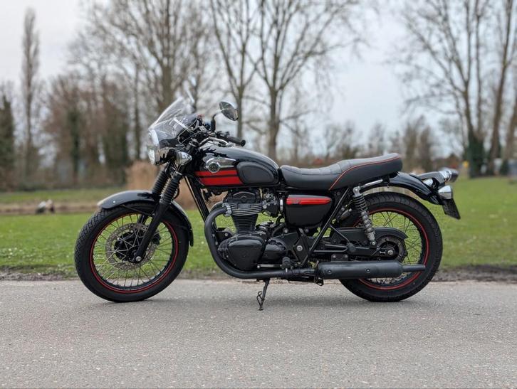 Kawasaki W800 Special Edition (Zwart/Rood), Motoren, Motoren | Kawasaki, Particulier, Toermotor, 12 t/m 35 kW, 2 cilinders, Minimaal motorrijbewijs A2
