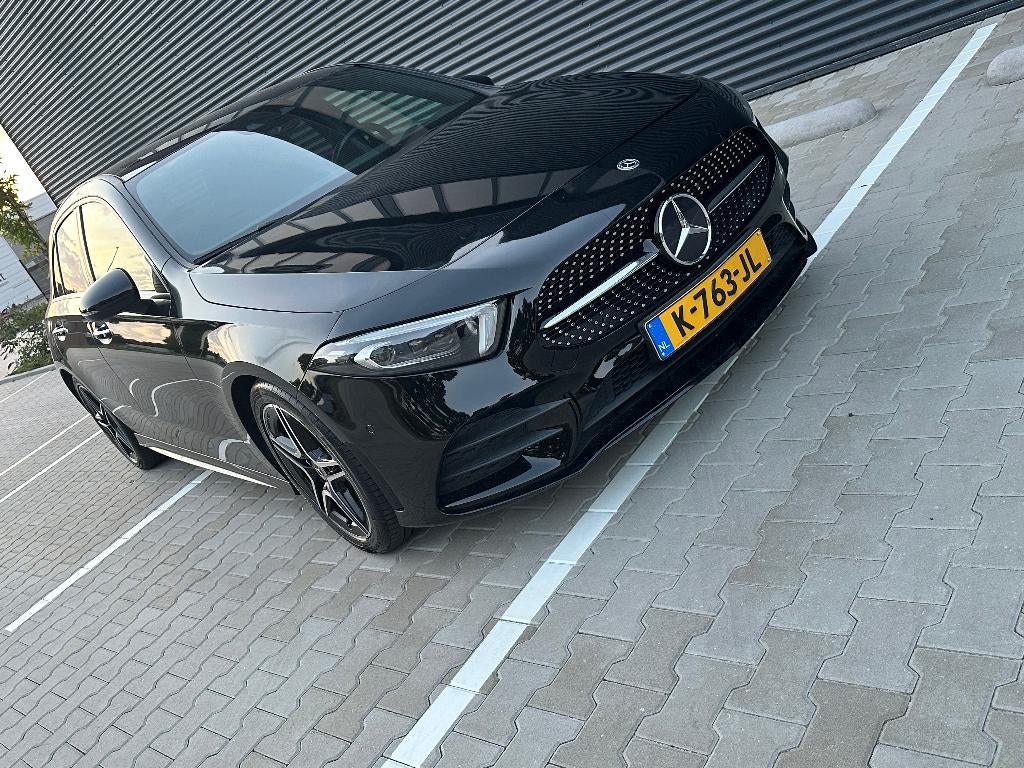 Mercedes-Benz A-Klasse 2021 AMG Night-Pakket Pano-dak camera, Auto's, Mercedes-Benz, 136 pk, Zwart, Origineel Nederlands, 1332 cc