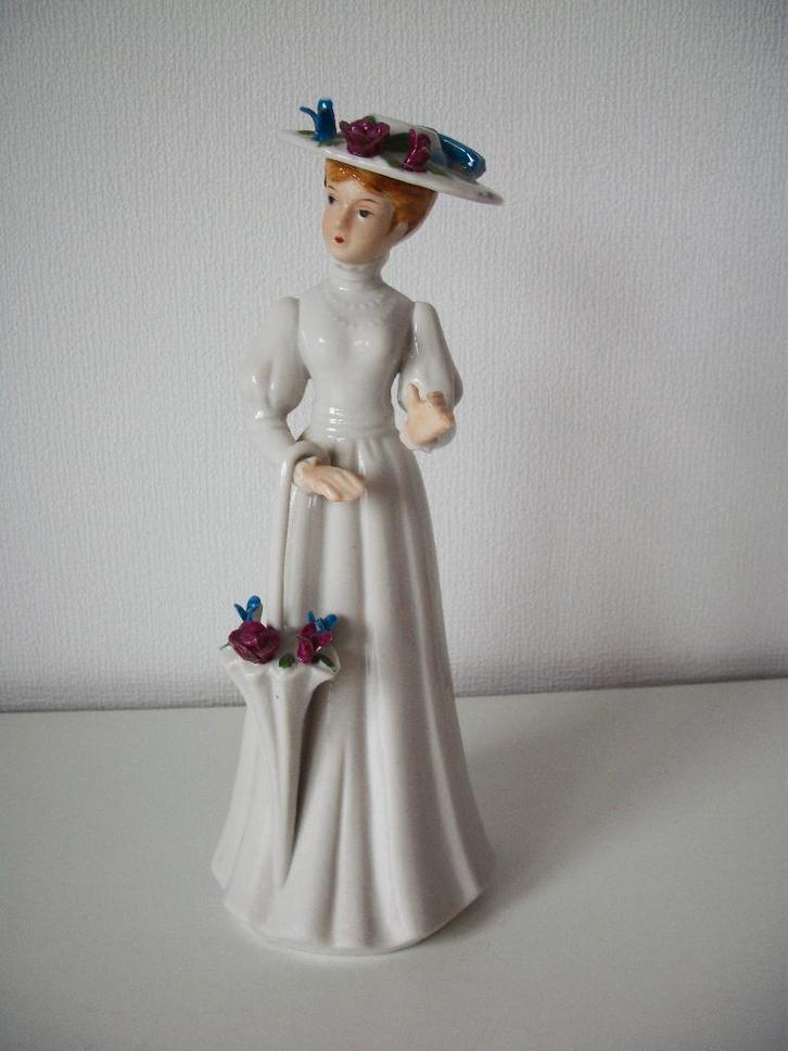 Beeld Dame met parasol en Zomer hoed met Bloemen - zgan, Verzamelen, Beelden en Beeldjes, Zo goed als nieuw, Mens, Ophalen of Verzenden