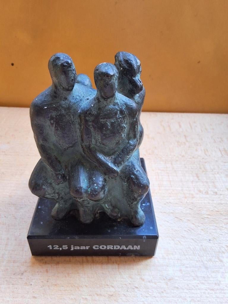 Brons Beeld "familie 'op Sokkel karin beek, Antiek en Kunst, Kunst | Beelden en Houtsnijwerken, Groep mensen, Minder dan 20 cm