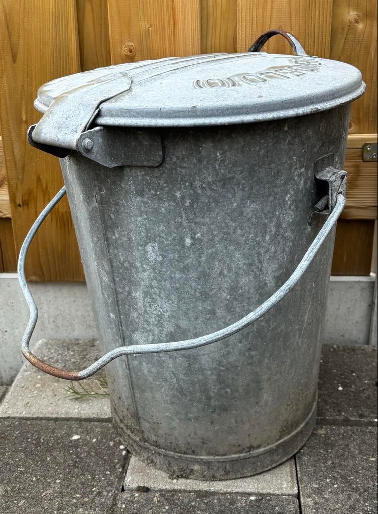 Oude zinken vuilnisemmer van Hengelo met deksel, Huis en Inrichting, Emmers, Ophalen, Gebruikt, Zink, Met deksel