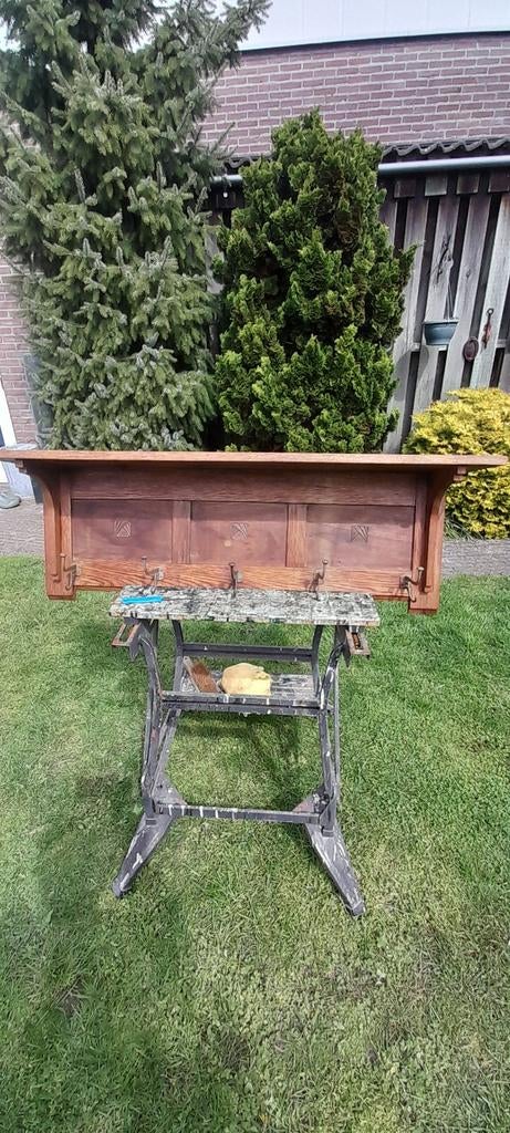 Antieke kapstok met koperen haken, Ophalen