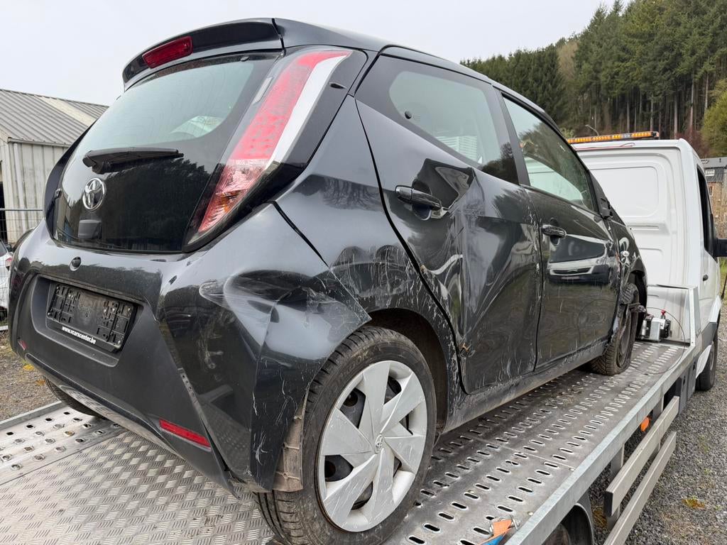 Toyota Aygo 2017 1.0 5 deurs rondom schade AIRBAGS MOTOR OK, Auto diversen, Schadeauto's, Ophalen, Wit, Benzine