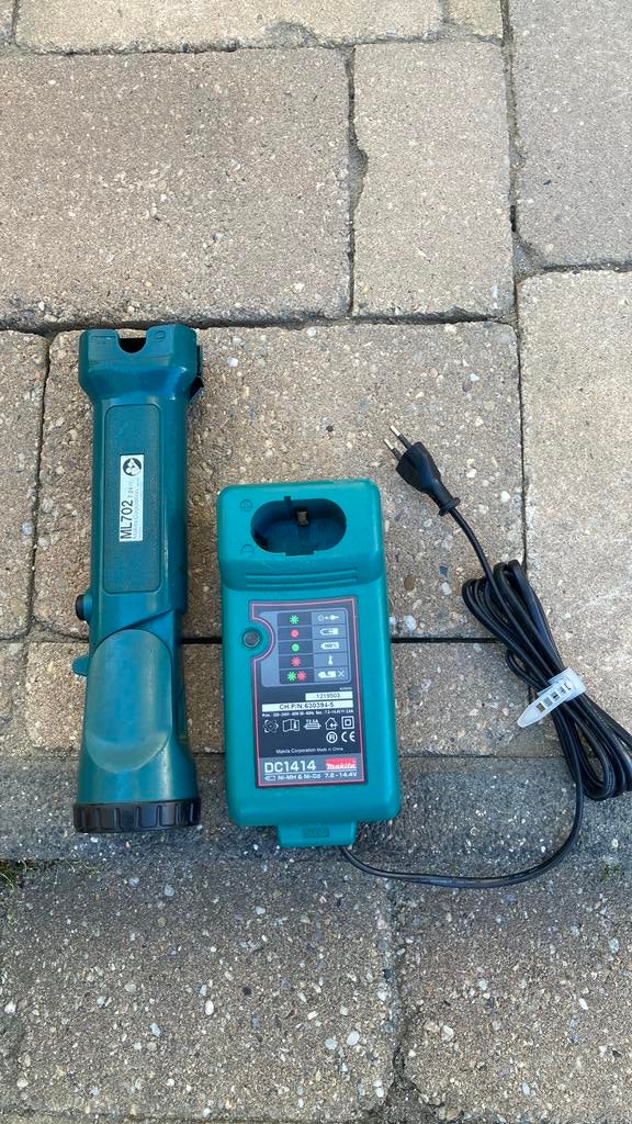 Makita zaklamp 7.2 met oplader 7.2/14.4 Volt, Ophalen, Zo goed als nieuw