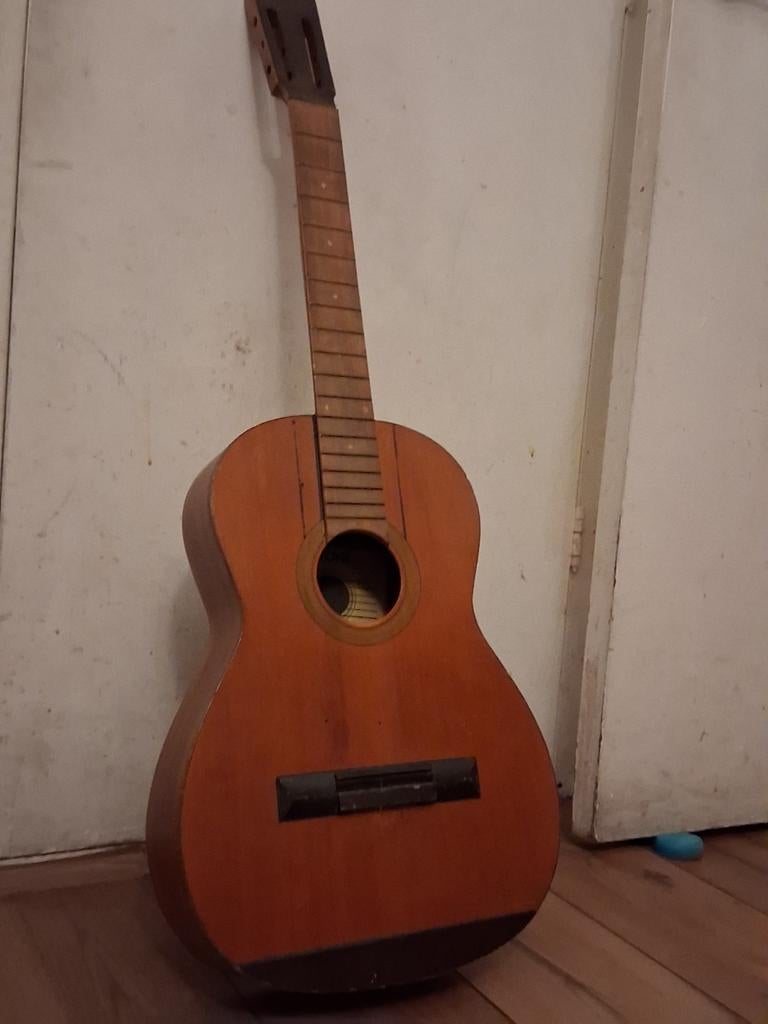 Te koop, Maidstone Gitaar. Hier snaren en versieren vervange, Muziek en Instrumenten, Ophalen