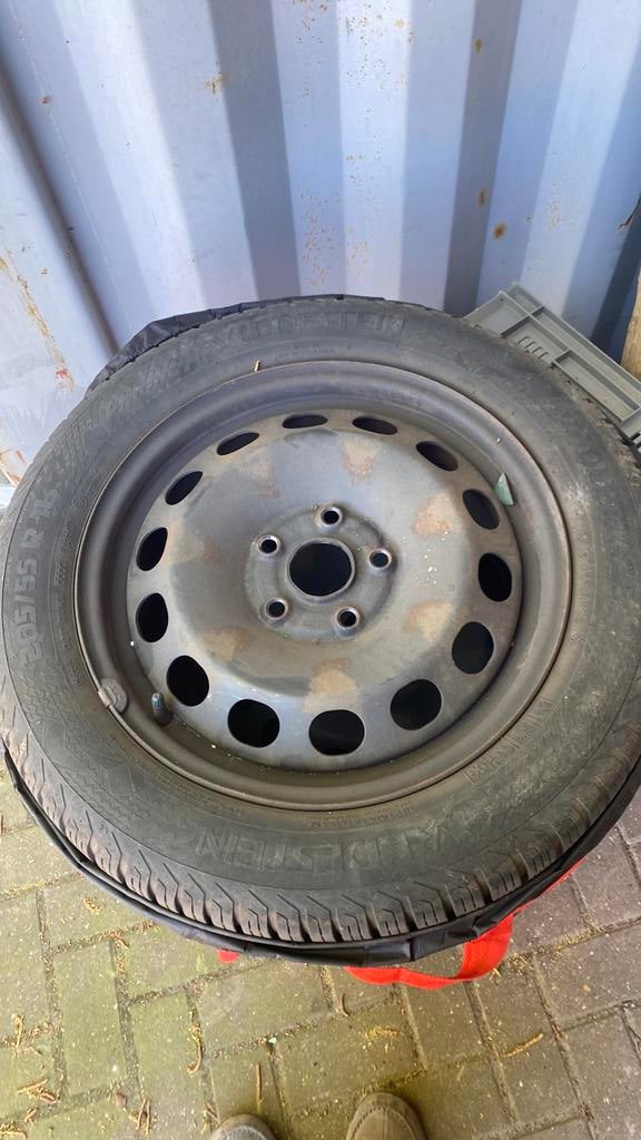 Wieldoppen Volkswagen toeran met winterbanden, Ophalen, Gebruikt