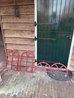 4x Klassieke gietijzeren raampjes - rood geschilderd, Ophalen of Verzenden, Gebruikt, Gevelraam of Ruit, Minder dan 80 cm