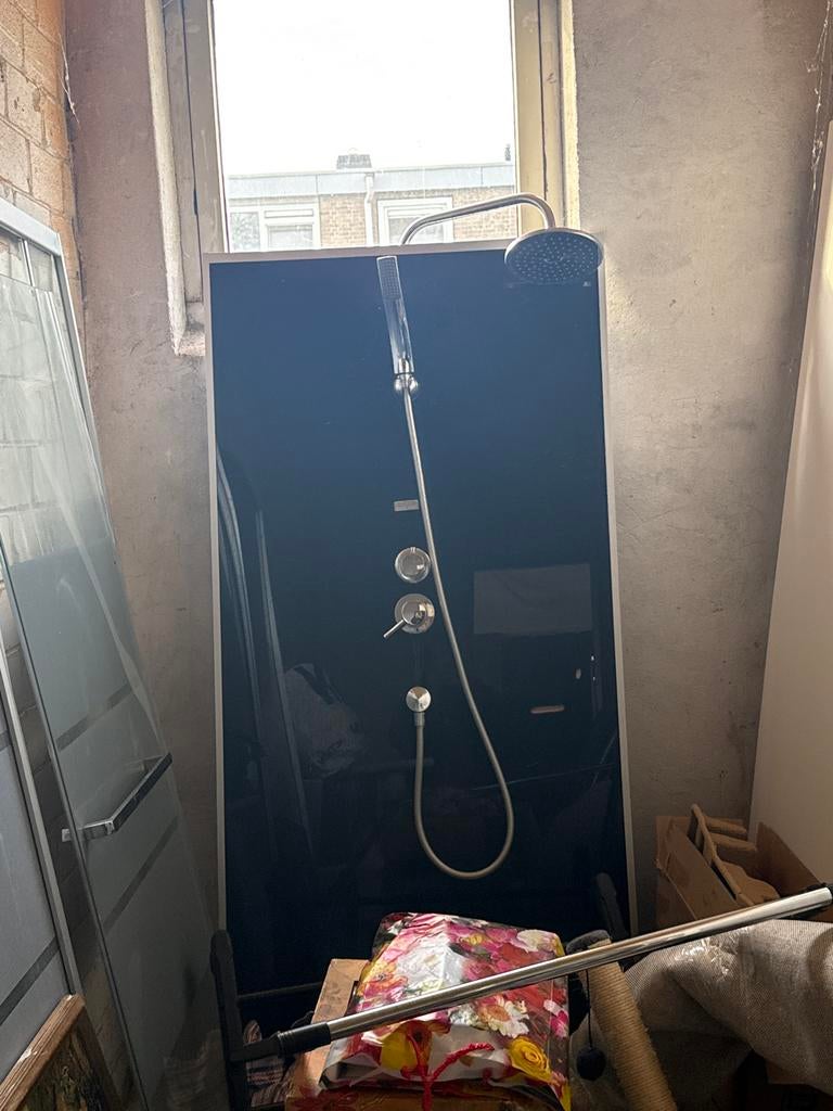 Douchecabine met glazen wanden en zwarte achterwand, Doe-het-zelf en Verbouw, Sanitair, Ophalen, Gebruikt, Glas, Douche