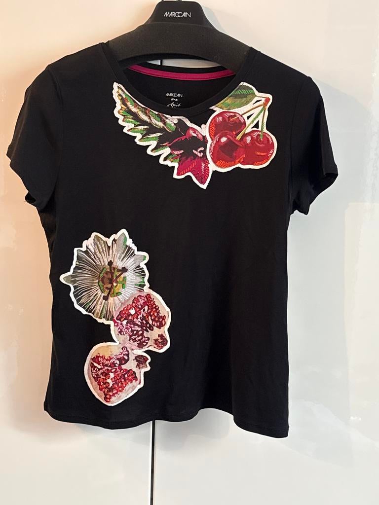 Marc Cain Zwart T-shirt met Bloemen en Fruitprint, Maat 38/40 (M), Zwart, Ophalen of Verzenden, Zo goed als nieuw