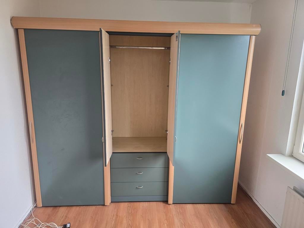 Gratis 3-deurs kledingkast - 280x215x50 cm - Ophalen Dinsdag, Ophalen, Gebruikt