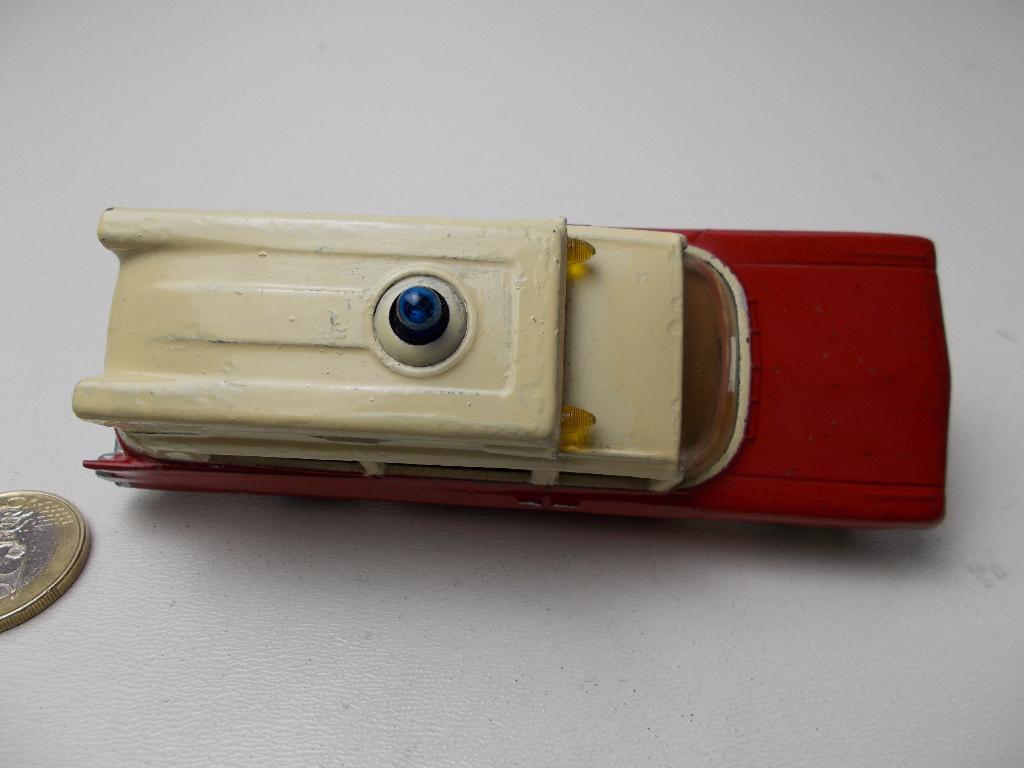 1962 Corgi Toys 437 SUPERIOR AMBULANCE ON CADILLAC CHASSIS., Ophalen of Verzenden, Gebruikt, Auto, Corgi