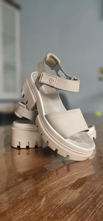 Stoere en stevige dames sandalen beschikbaar voor biedingen